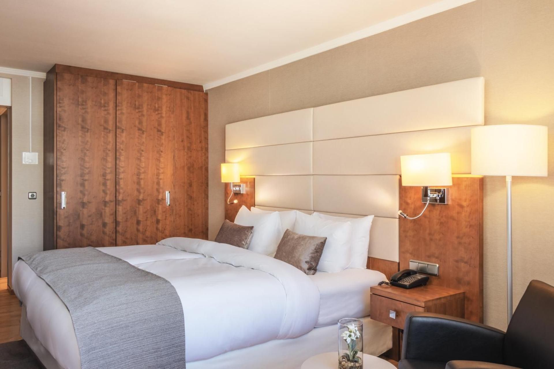 1 King Bed Business Suite