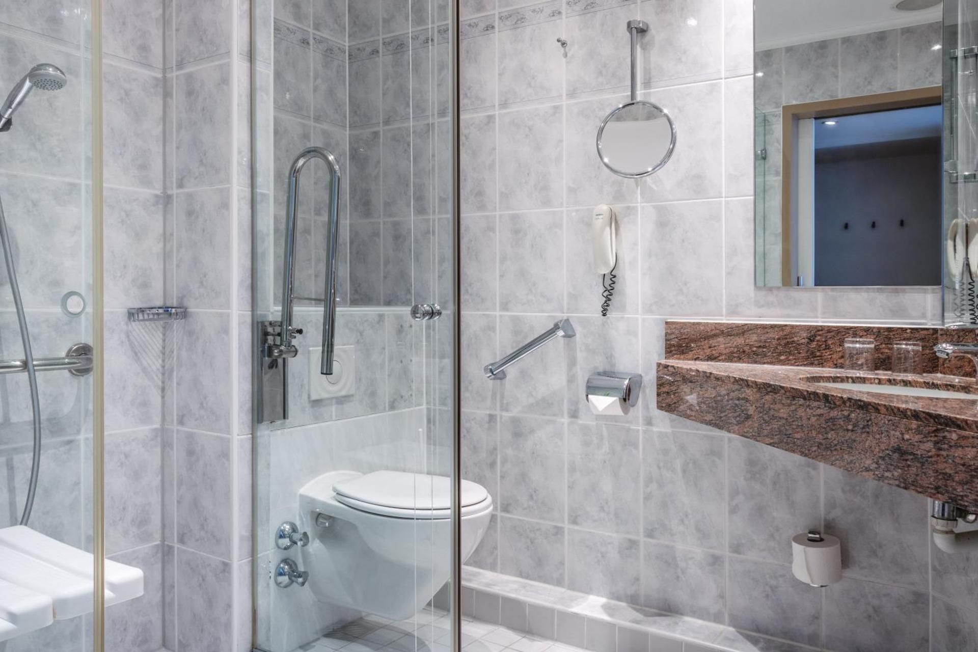 Crowne Plaza Frankfurt Congress Hotel by IHG 1 Queen Bed Standard Accessible 3