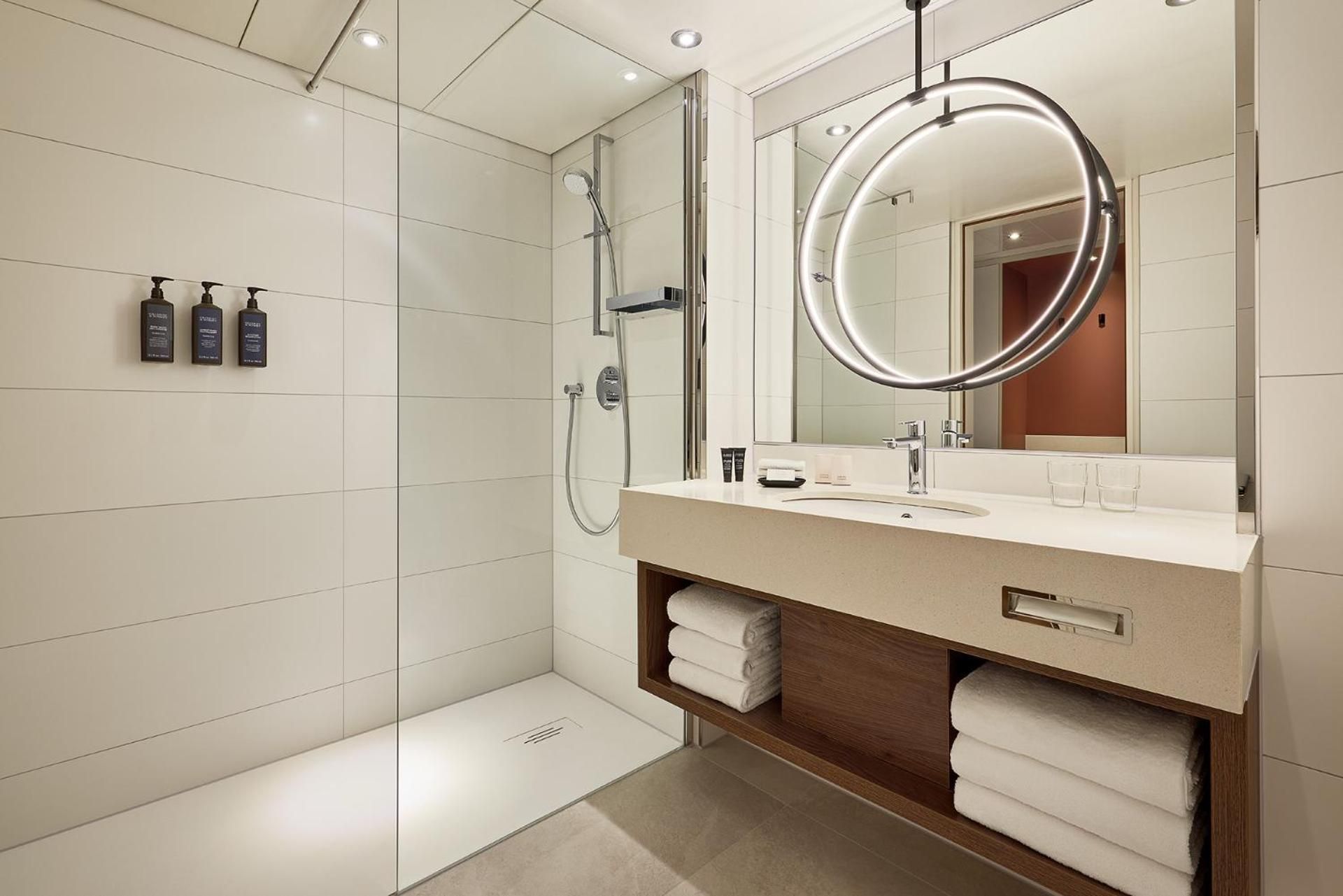 2 Bedroom Apartment with Kitchenette, Bedroom 1: 2 Twin, Bedroom 2: 1 King Murphy