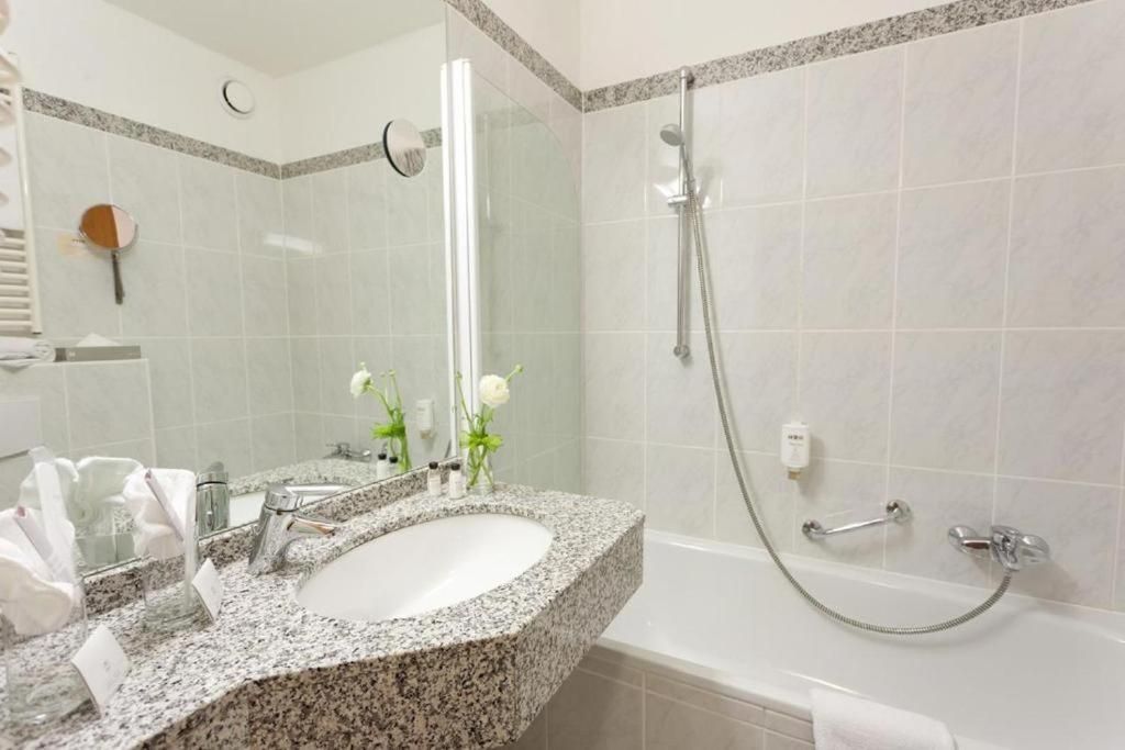 undefined Hotel Konigshof 7