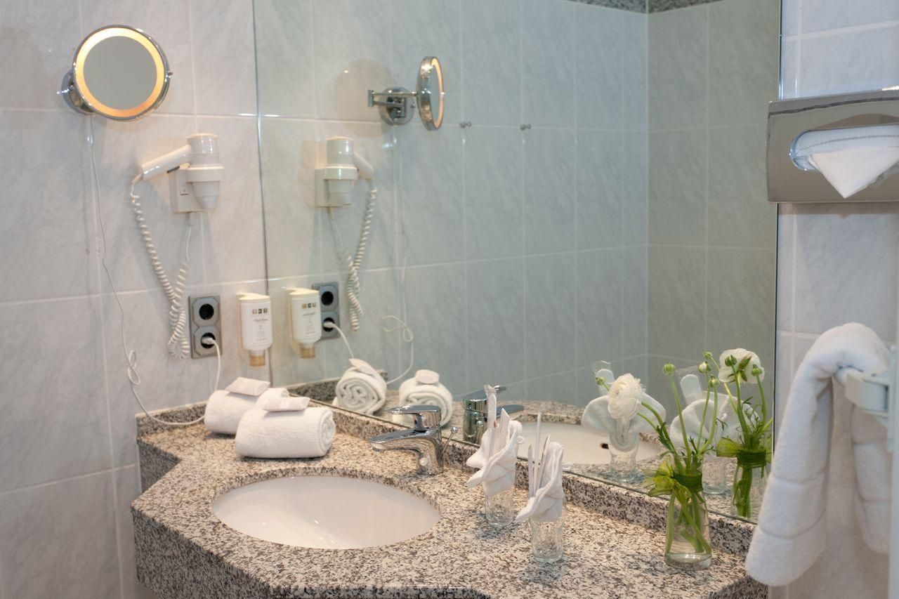 undefined Hotel Konigshof 5