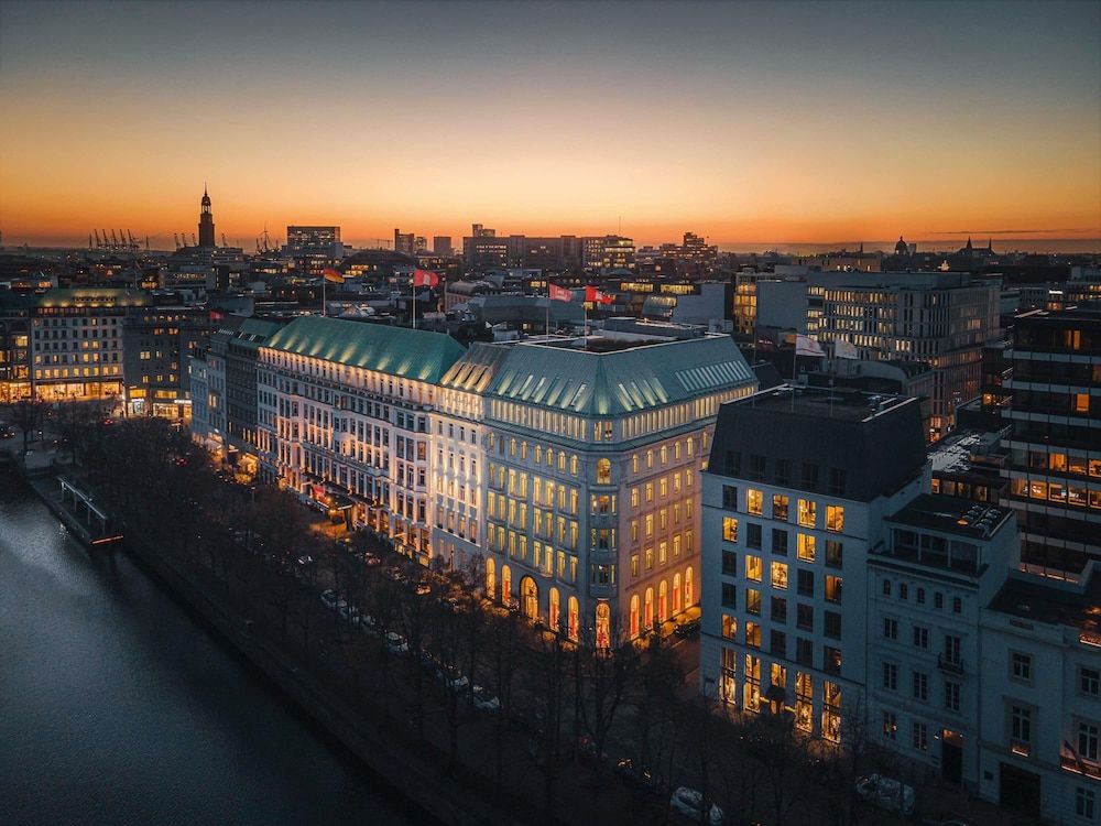 undefined Fairmont Hotel Vier Jahreszeiten Hamburg