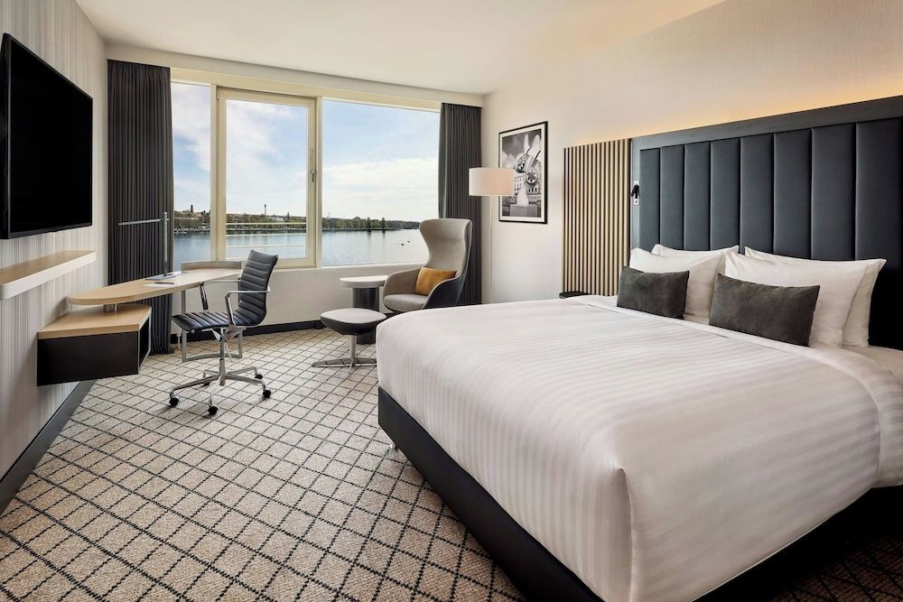 Suite, 1 King Bed, Non Smoking, Lake View