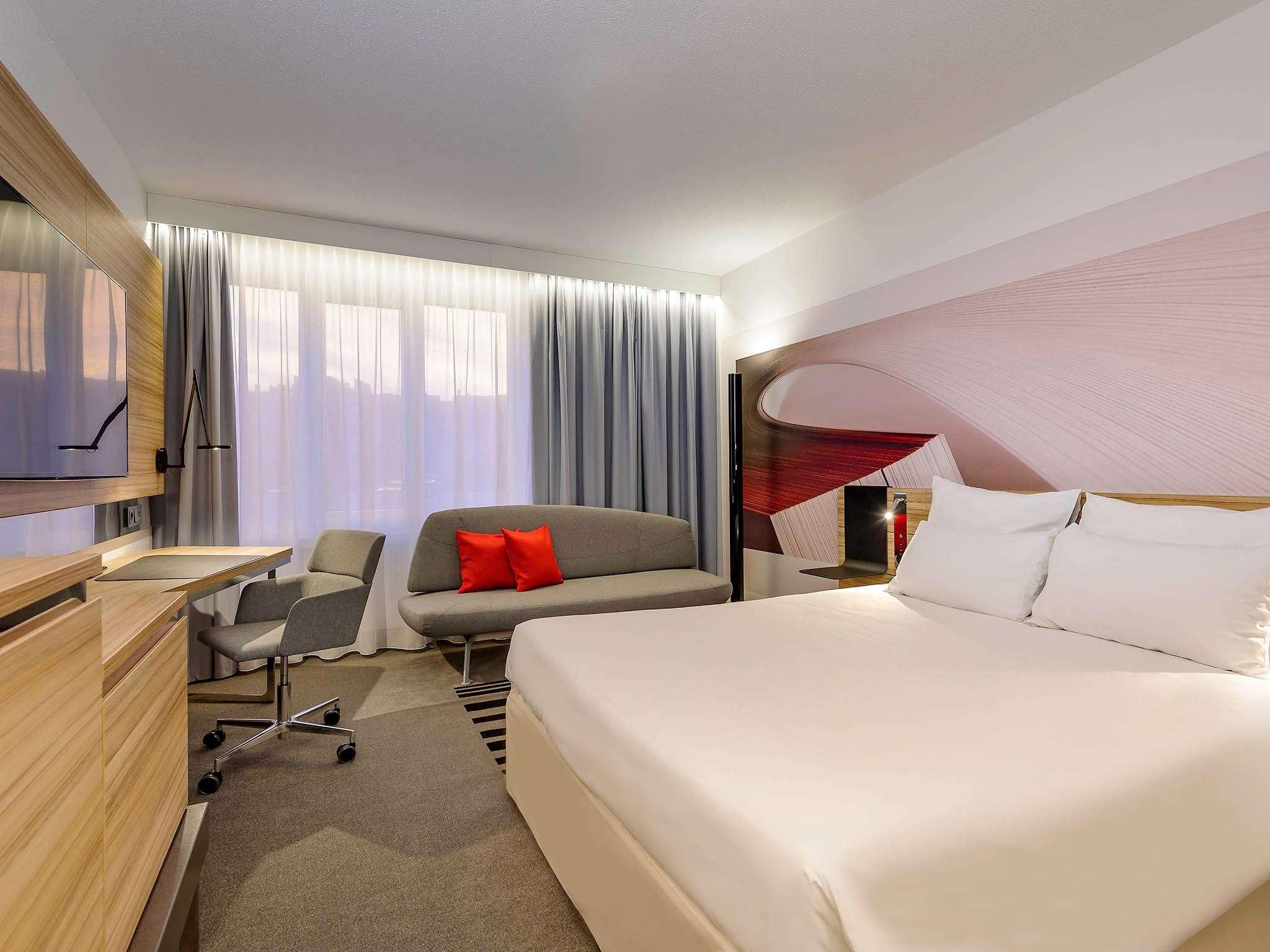 Standard room with 1 queen-size bed and sofa