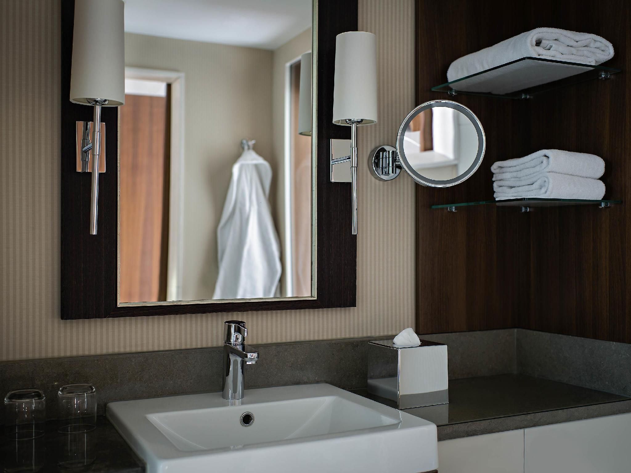 Pullman Cologne Superior Room with 1 kingsize bed 3