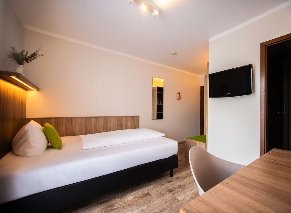 Hotel Perlach Allee Double Room, 1 Queen Bed 10