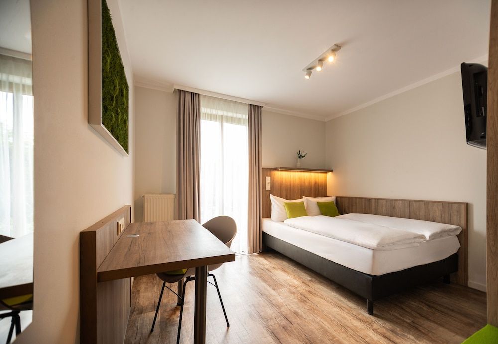 Hotel Perlach Allee Double Room, 1 Queen Bed 5