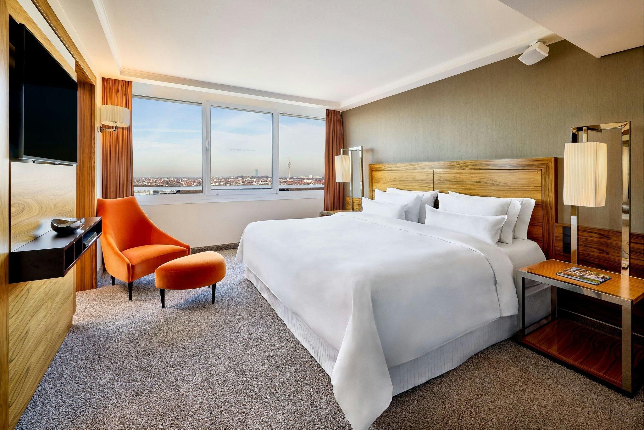 Sky Suite, Club lounge access, 2 Bedroom Suite, Bedroom 1: 1 King, Bedroom 2: 1 King