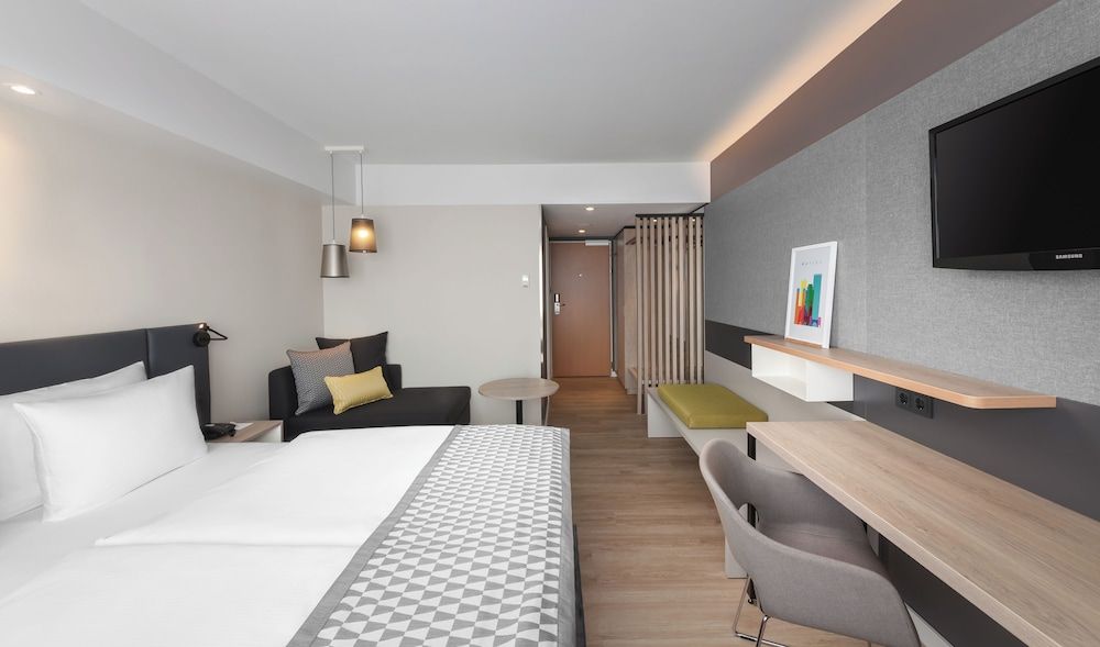 Standard Room, 1 King Bed, City View