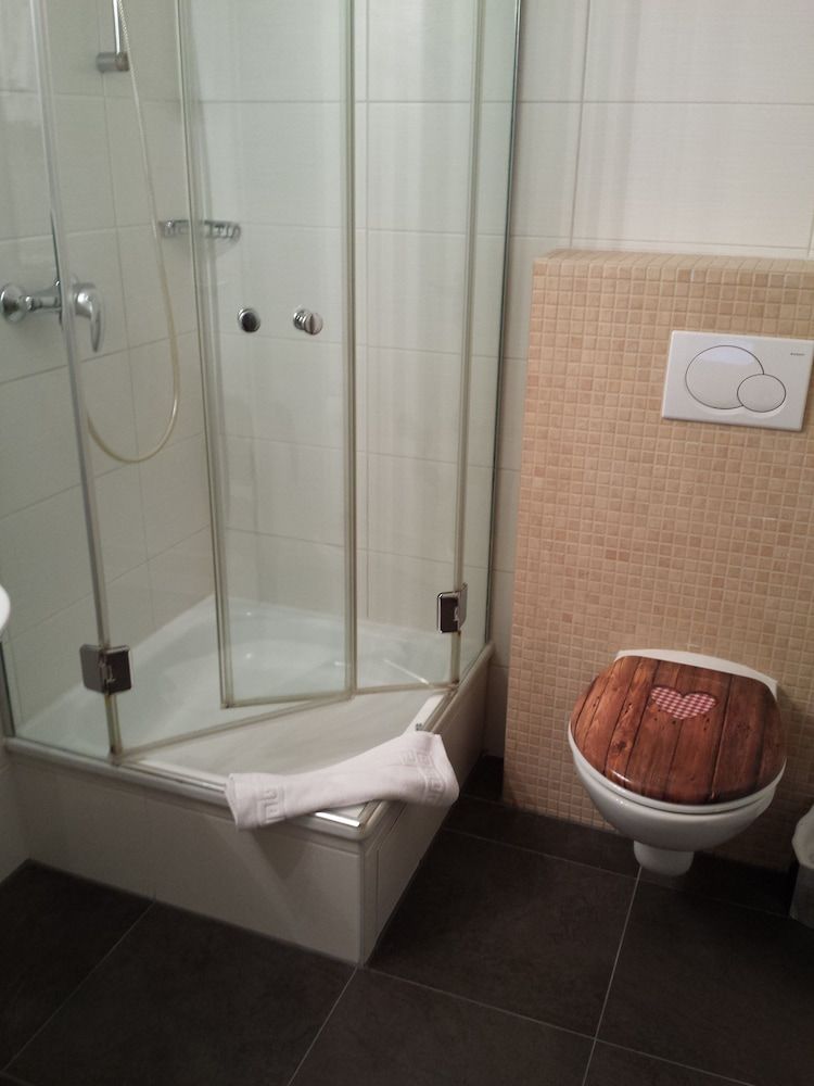 Hotel Monaco Standard Triple Room 10