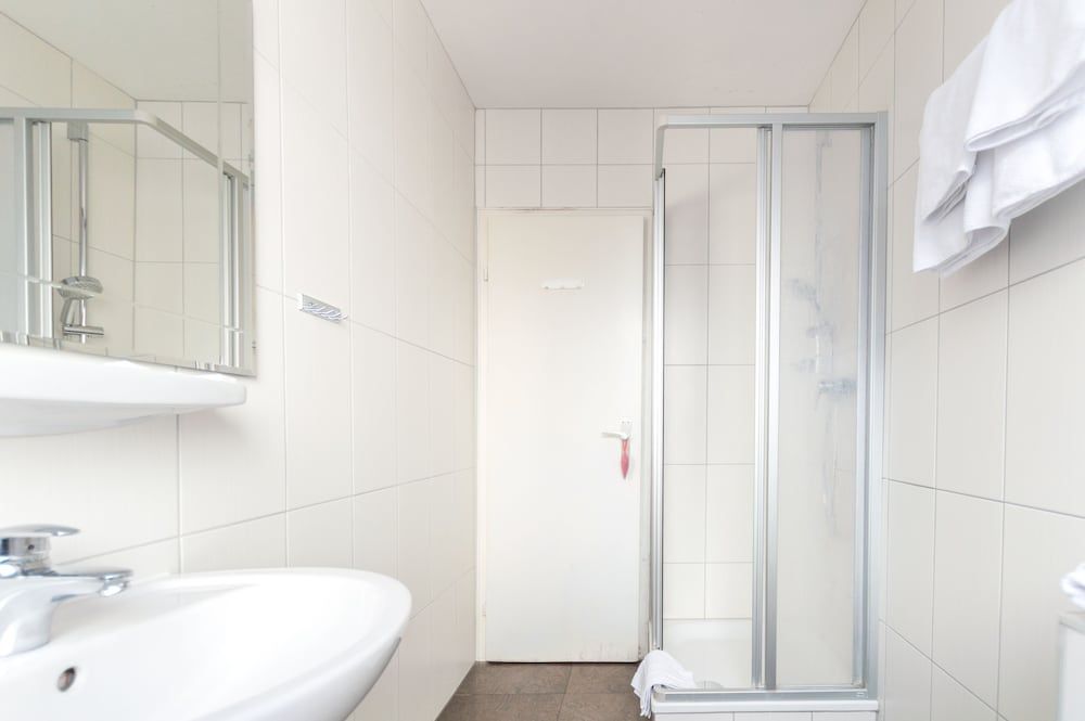 Hotel Monaco Standard Triple Room 8