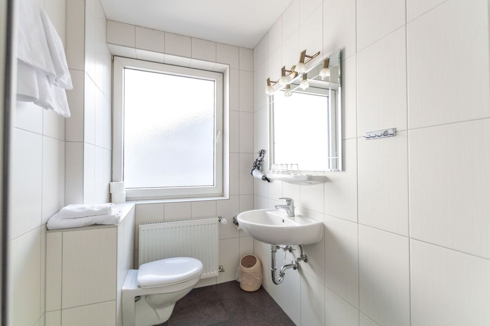 Hotel Monaco Standard Triple Room 9