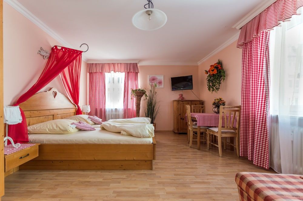 Hotel Monaco Standard Triple Room 6