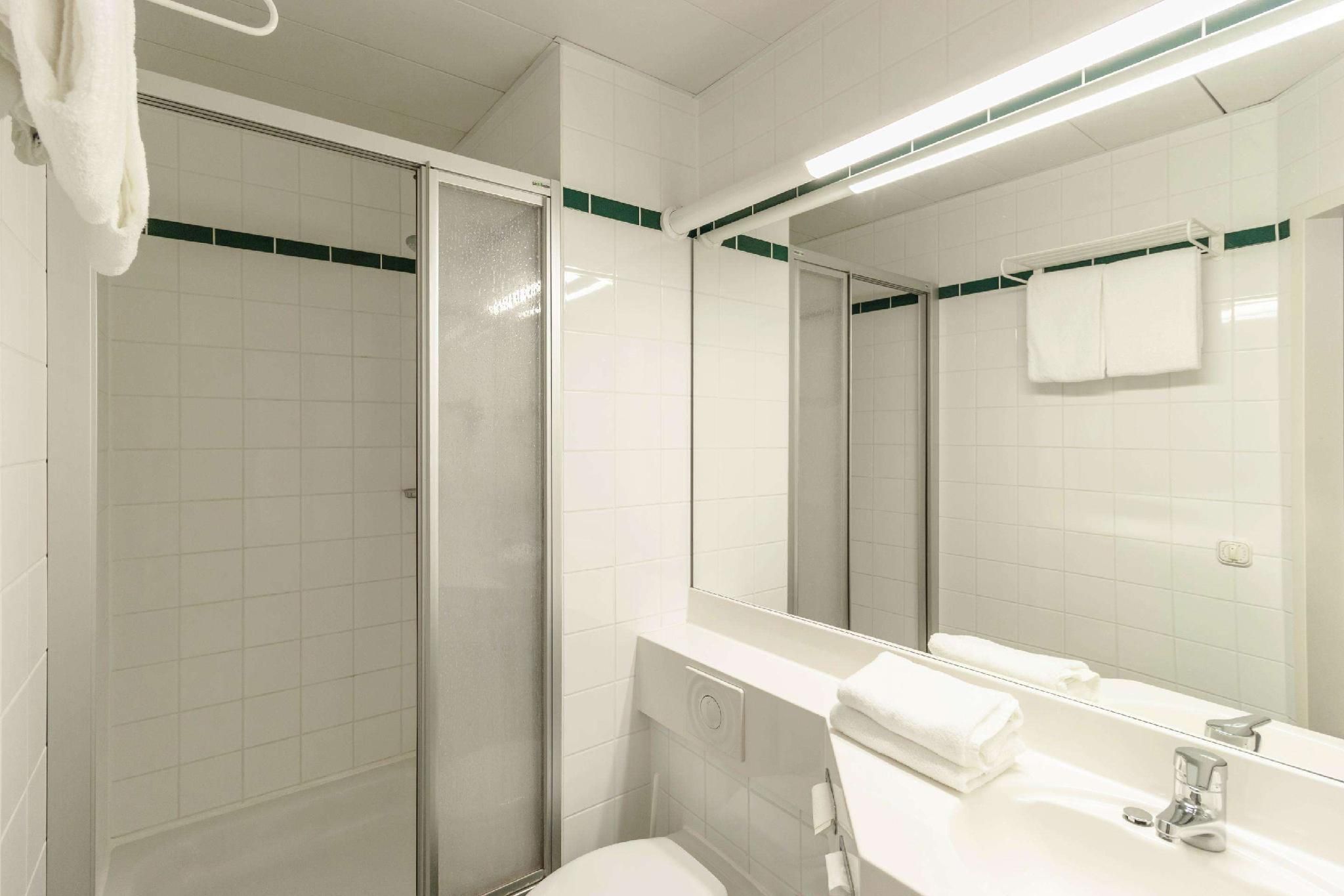 IntercityHotel Schwerin Standard Twin Room 3