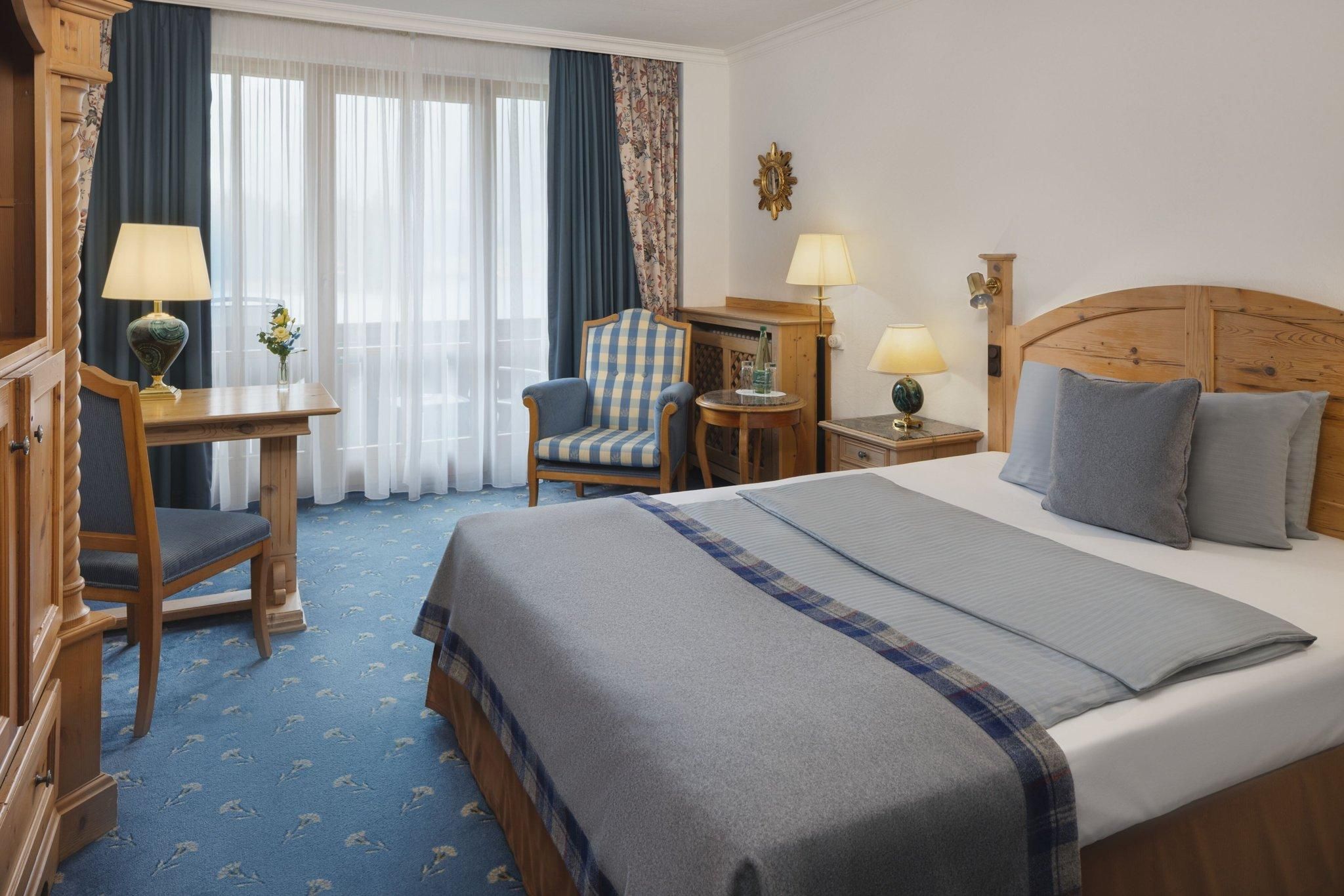 Classic Room, Guest room, 1 Queen, Mountain view, Balcony