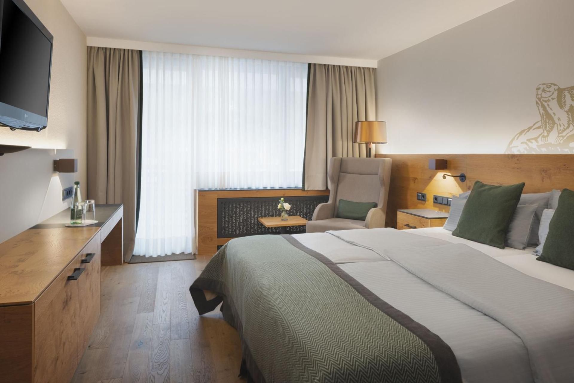 Deluxe King Room with Mountain View and Balcony