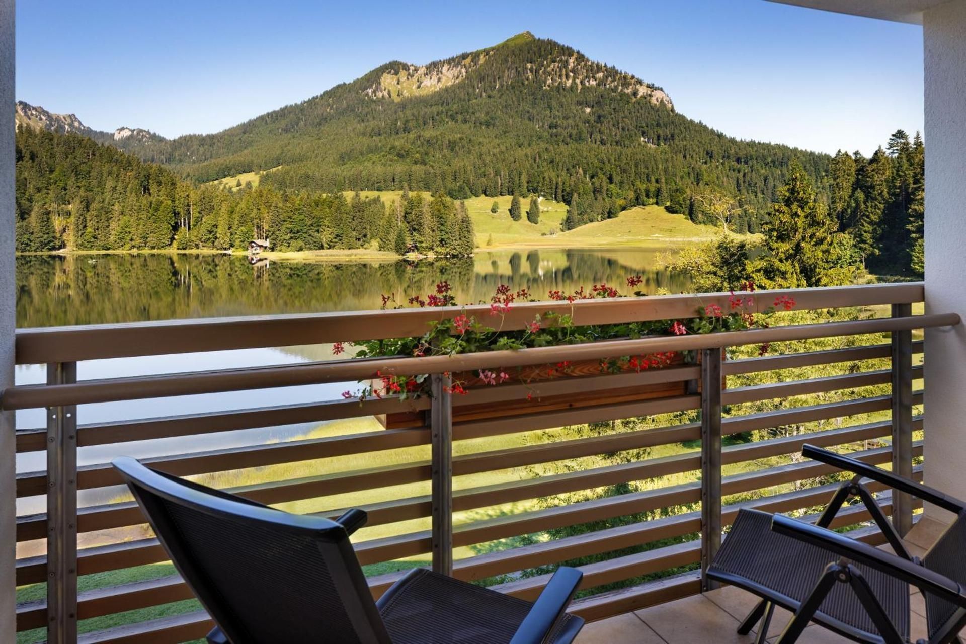 Arabella Alpenhotel am Spitzingsee, a Tribute Portfolio Hotel Grand Deluxe Room, Guest room, 1 King, Lake view, Balcony 2
