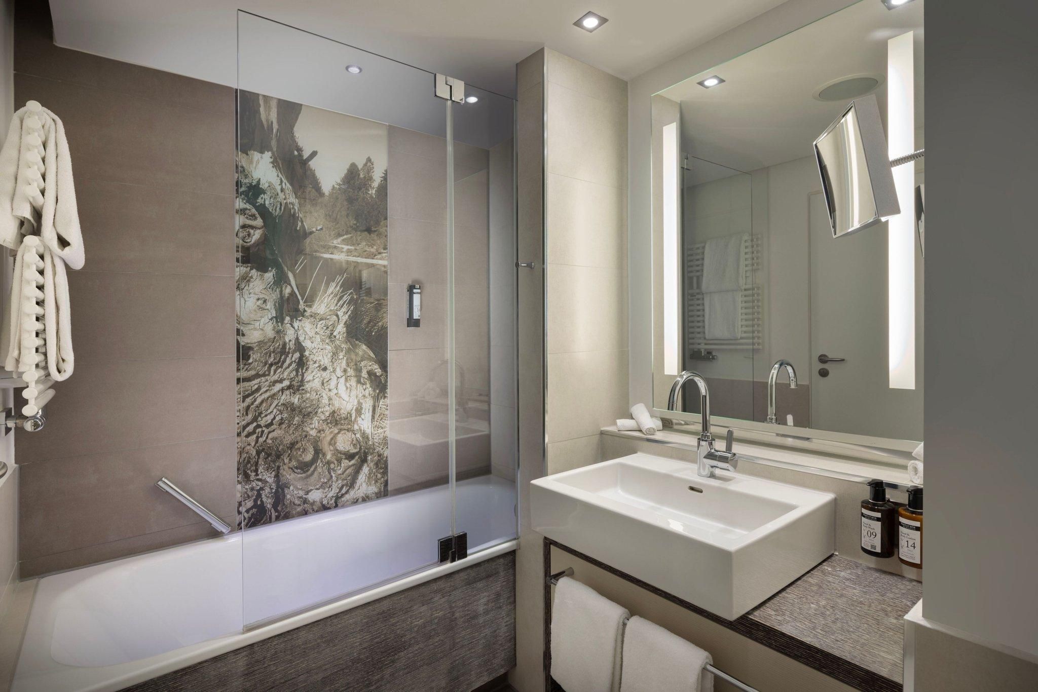 Arabella Alpenhotel am Spitzingsee, a Tribute Portfolio Hotel Grand Deluxe Room, Guest room, 1 King, Lake view, Balcony 3