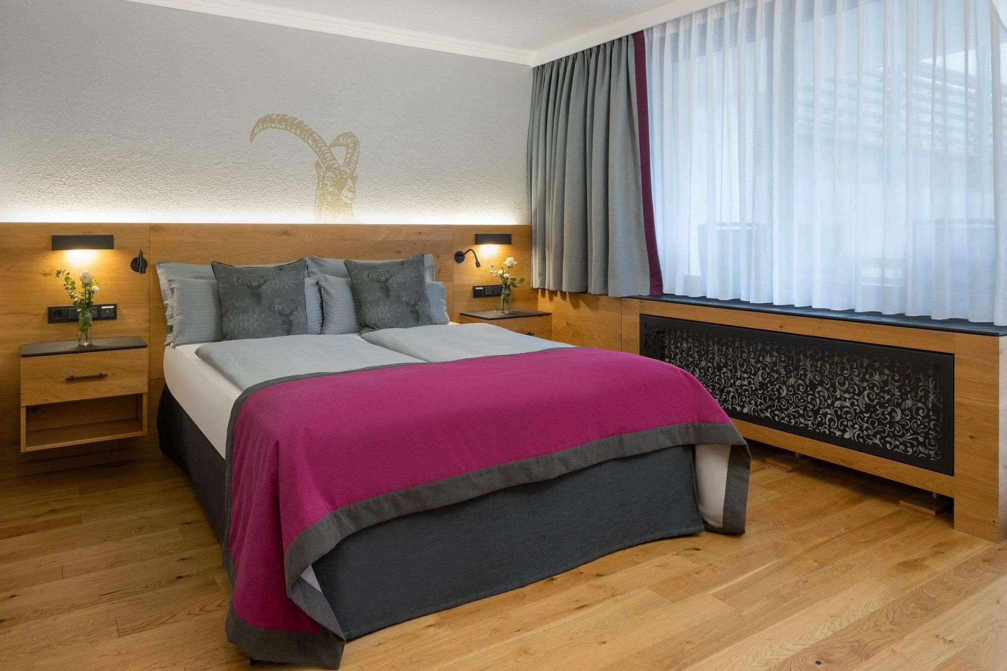 Deluxe Room, Guest room, 1 King, Mountain view, Balcony