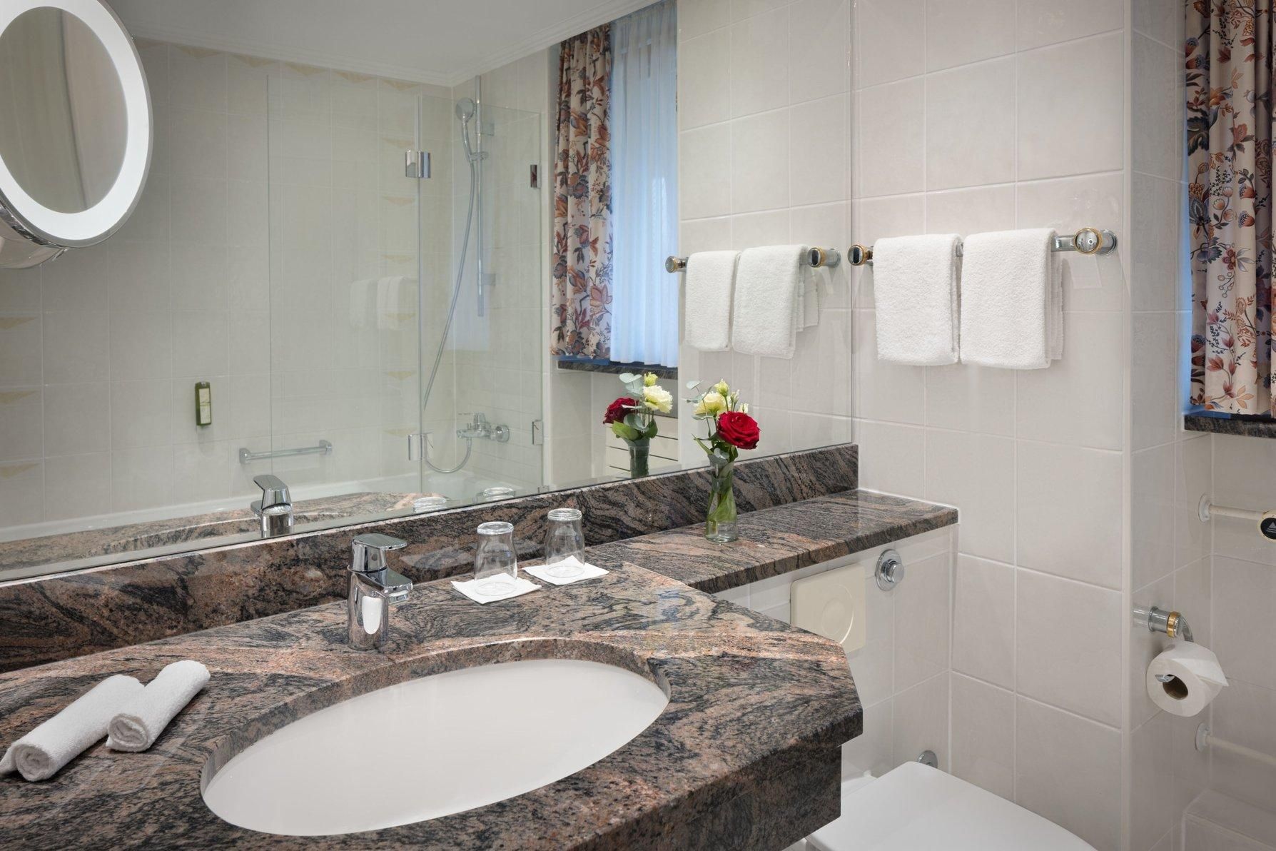 Classic Room, Guest room, 1 Queen, Mountain view, Balcony