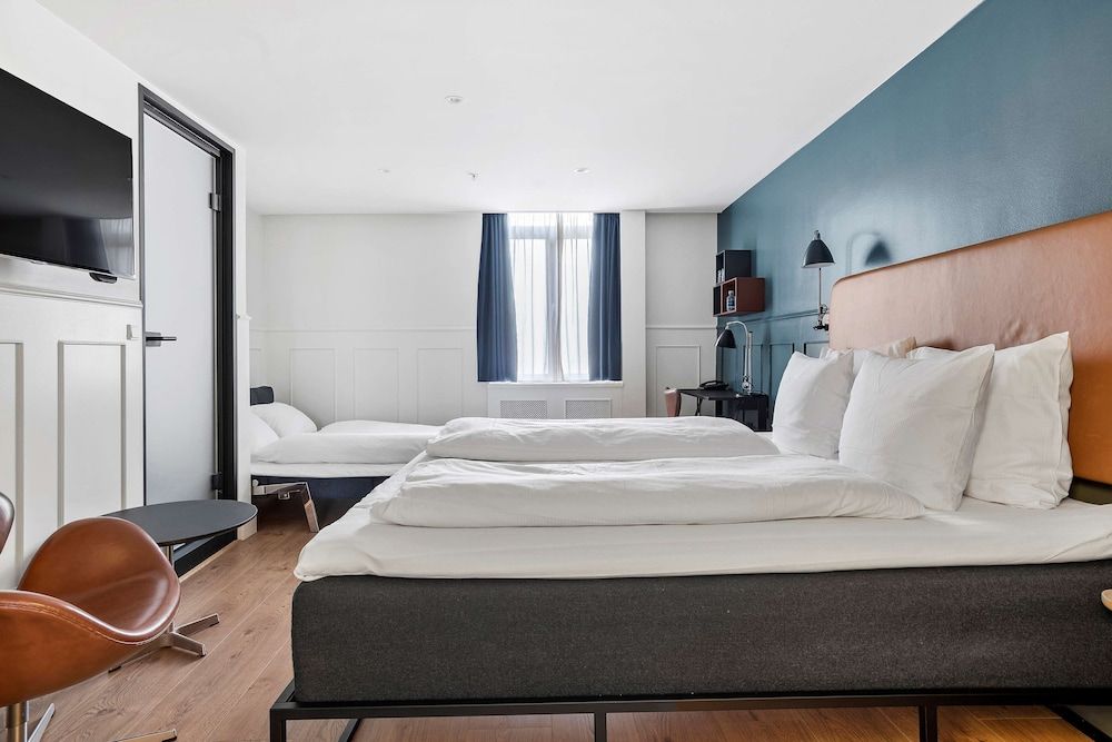 Premium Room, 1 King Bed, Non Smoking (with Sofabed)