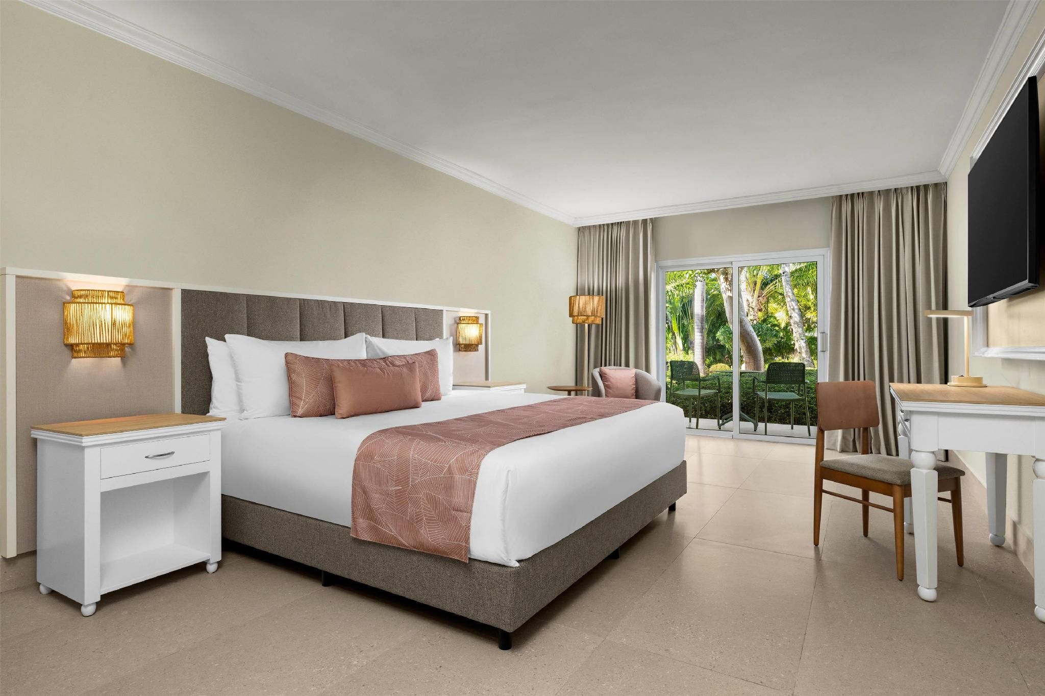 Standard, 1 King Bed, Tropical View