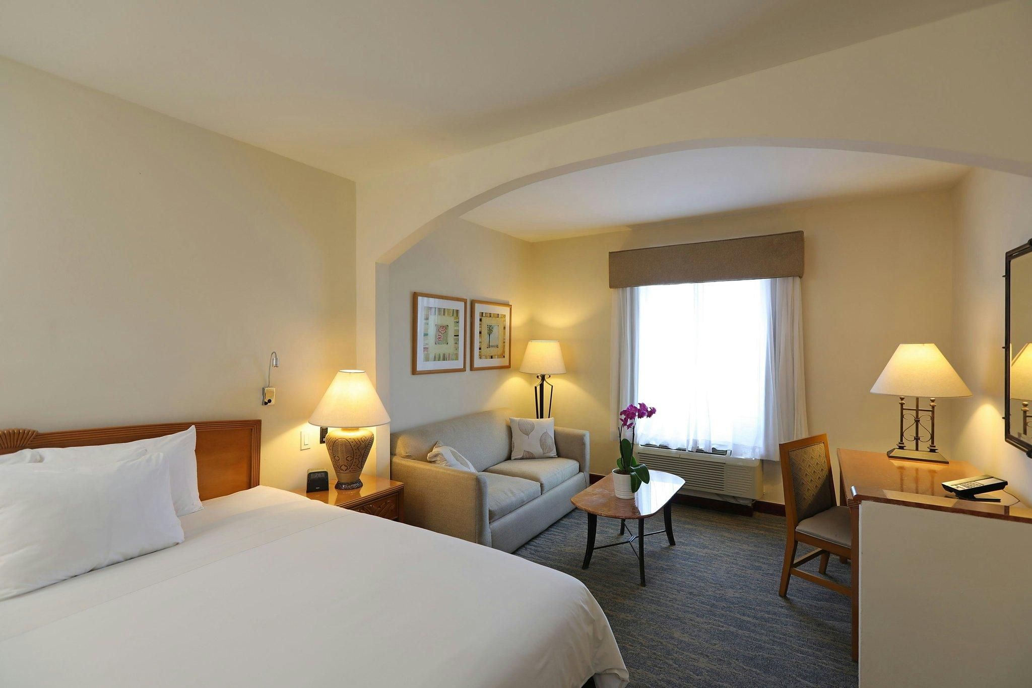 Deluxe Guest room, 1 King, Partial ocean view