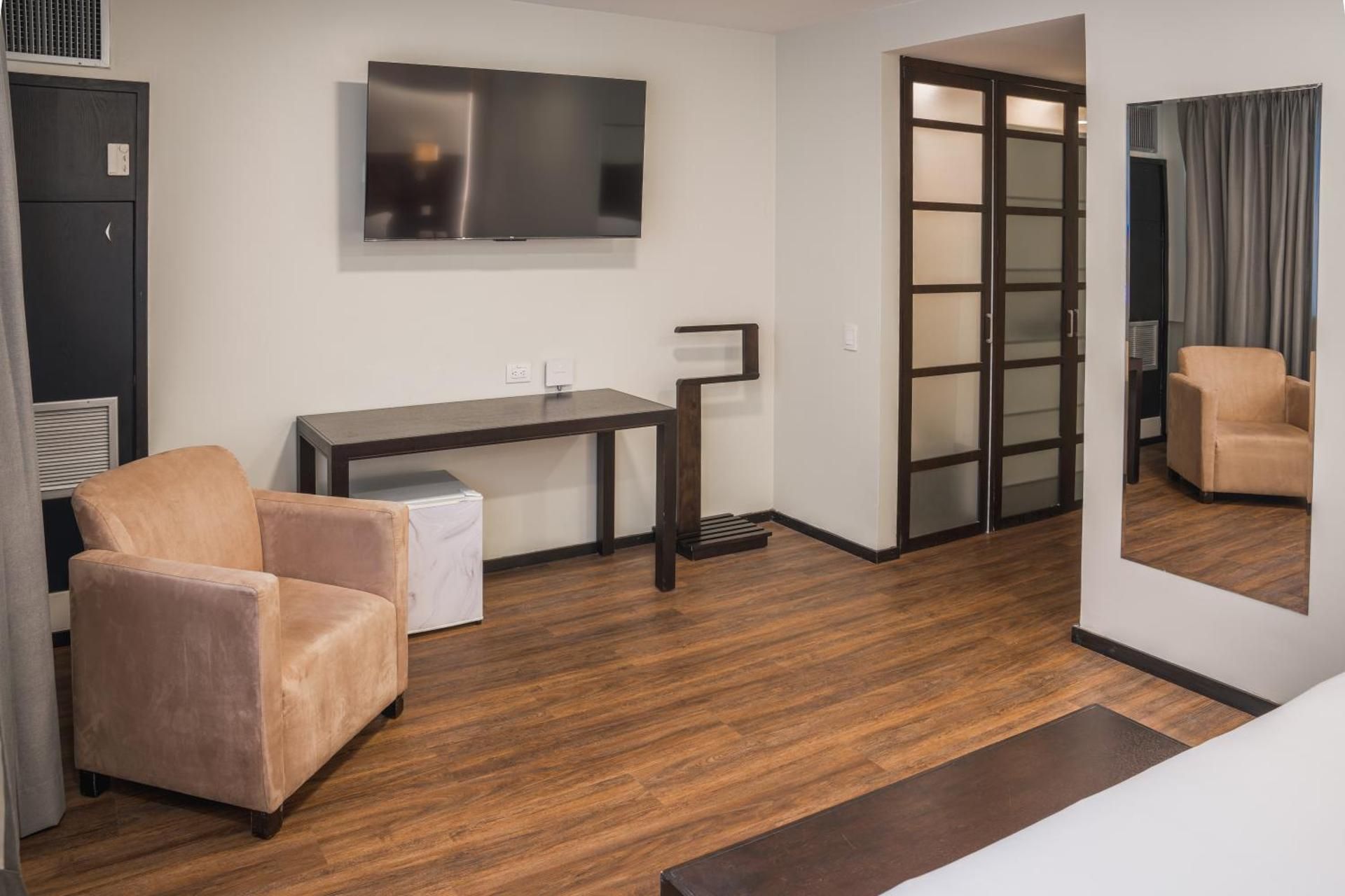  Deluxe Suite King Room 