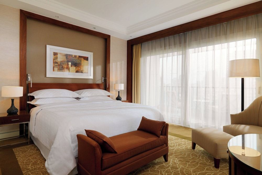Club Suite, 1 King Bed, Pool View (Corner)