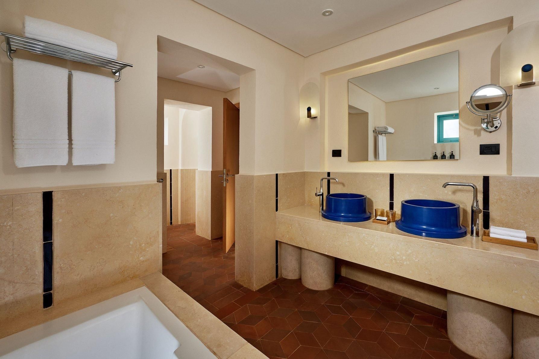 Executive Suite, 1 Bedroom Executive Suite, 1 King, Roll-in Shower, Tub, Balcony, Terrace