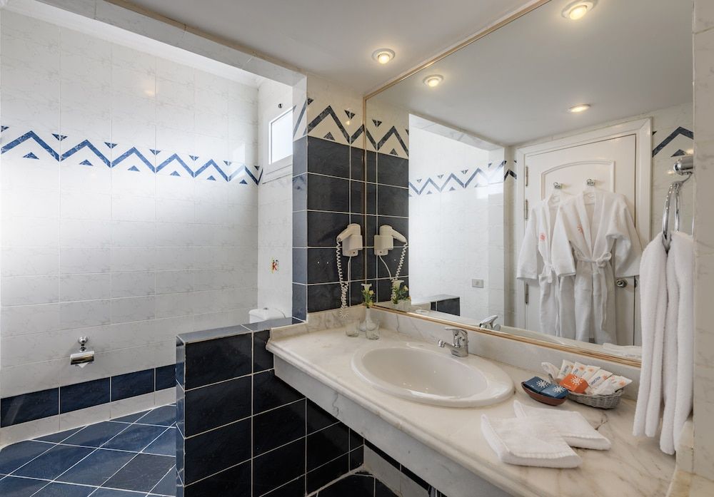 Desert Rose Resort Standard Triple Room, Garden View 3