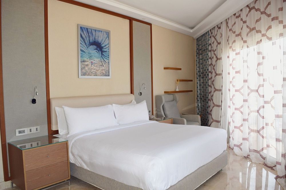 Suite, 1 King Bed, Kitchenette, Sea View (Plaza)
