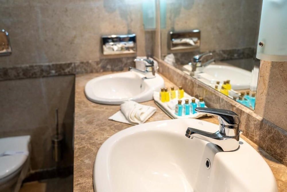 Aracan Eatabe Luxor Hotel Deluxe Room Nile View 7