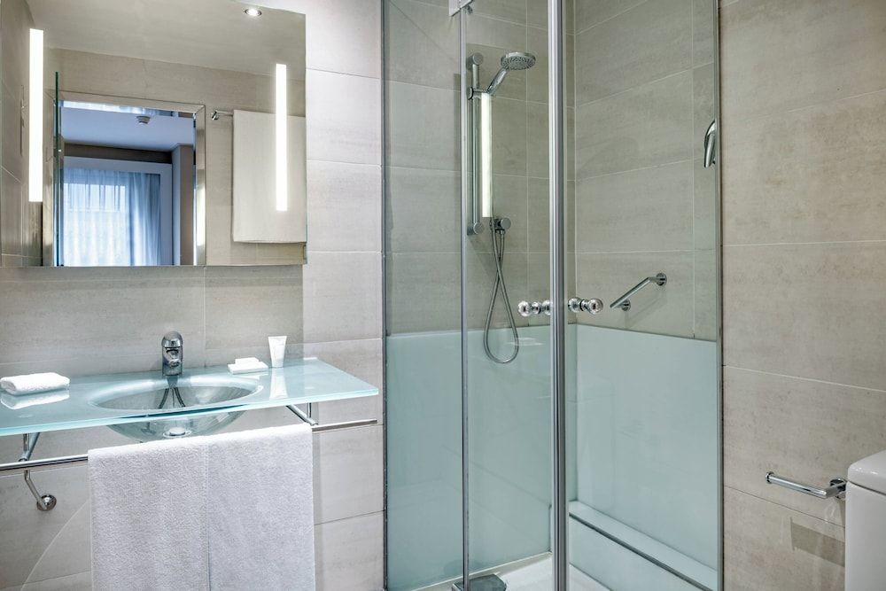 AC Hotel Irla by Marriott Standard Room, 1 Queen Bed 4