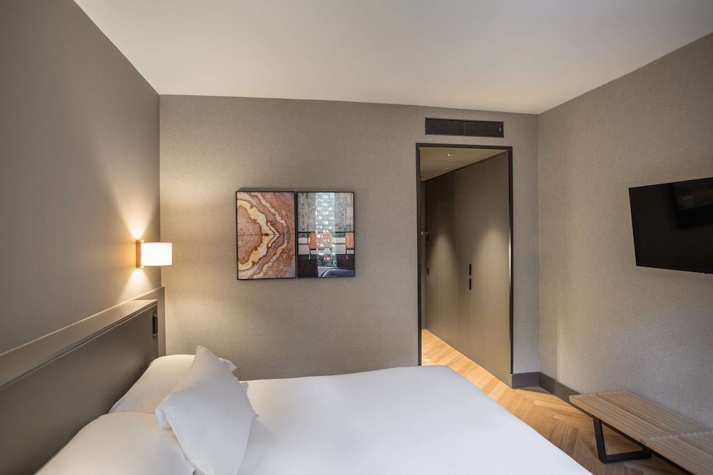 Room, 1 King Bed, Pool View