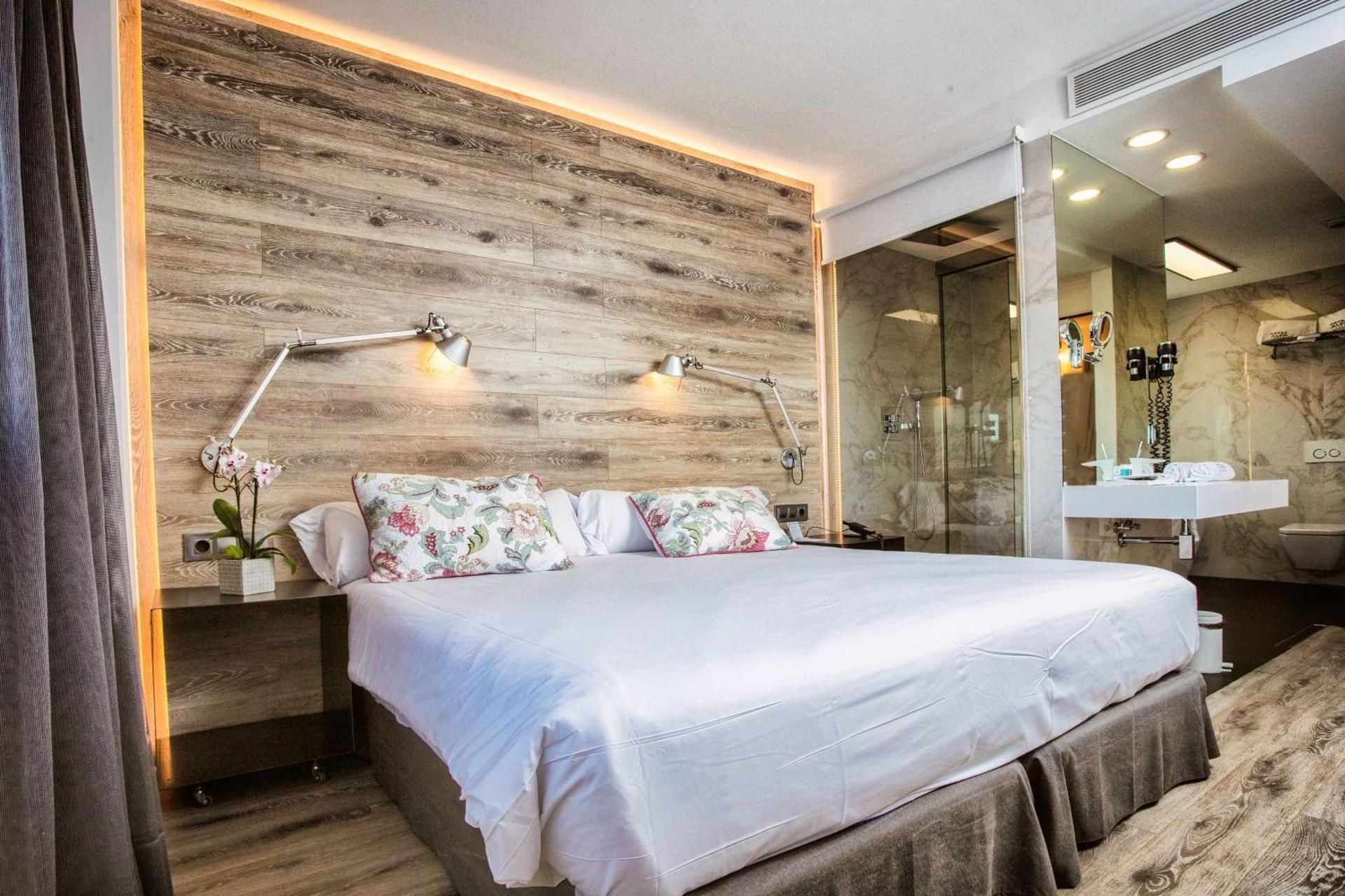 1 King Bed, Nonsmoking, Junior Suite, Air Conditioning