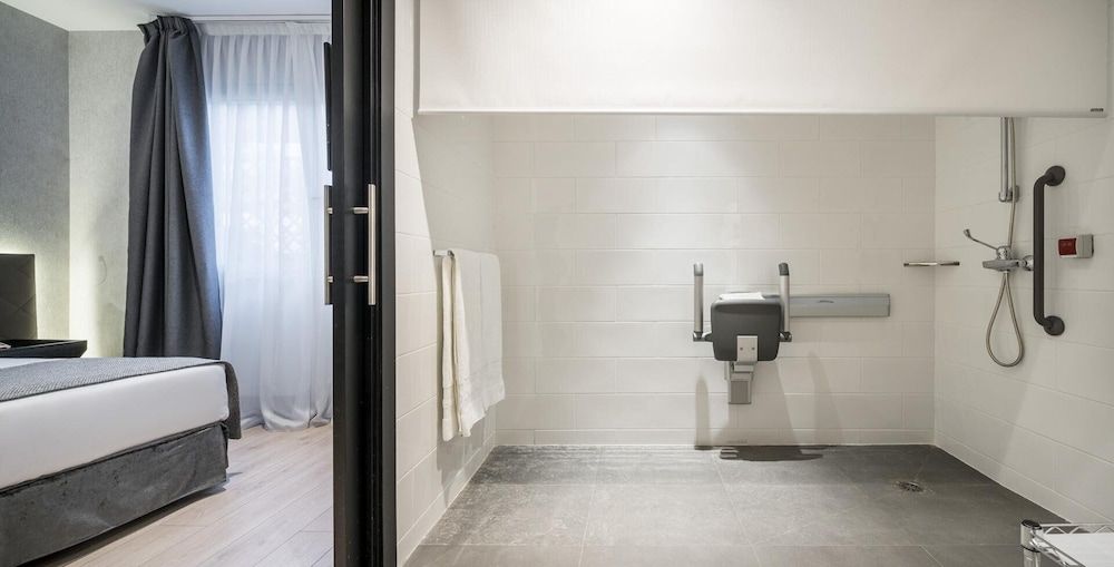 Hotel ILUNION Bel Art Standard Double Room 11