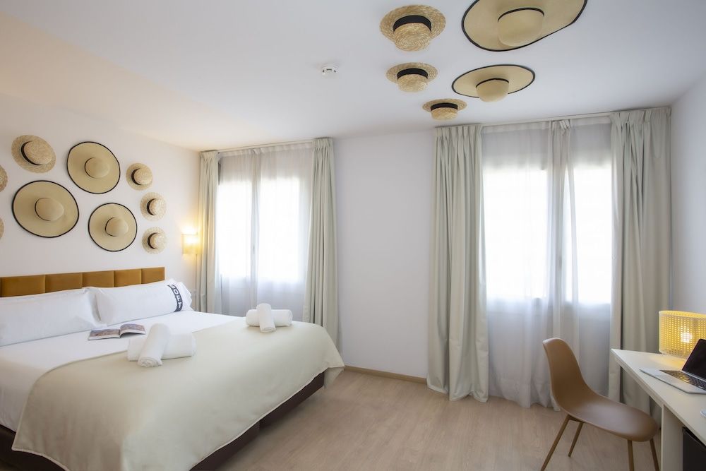 Casual Colours Barcelona Hotel Double Room, 1 Queen Bed 10