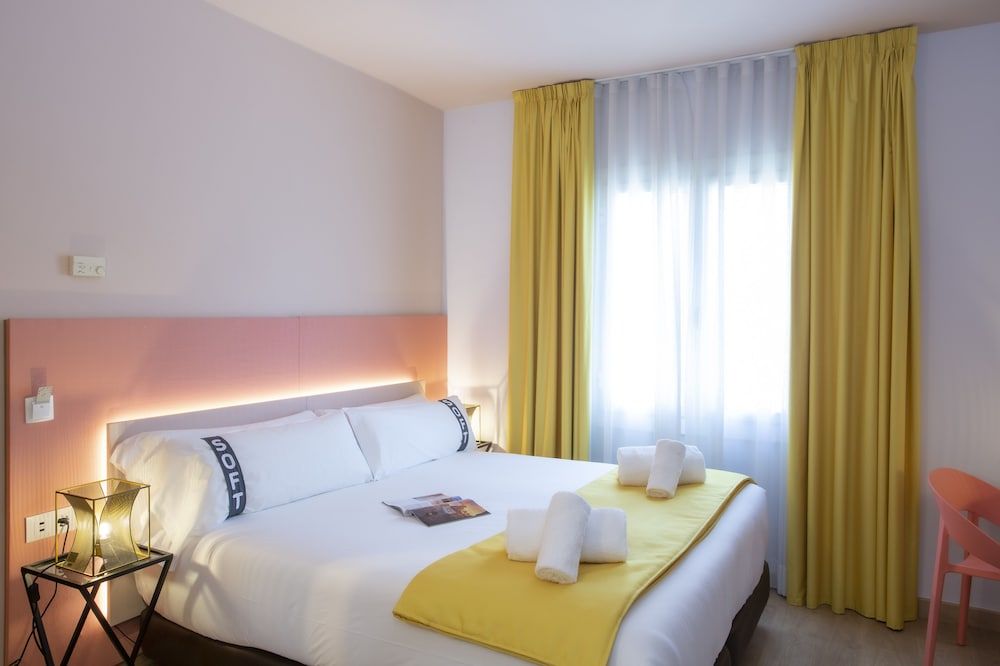 Casual Colours Barcelona Hotel Double Room, 1 Queen Bed 7