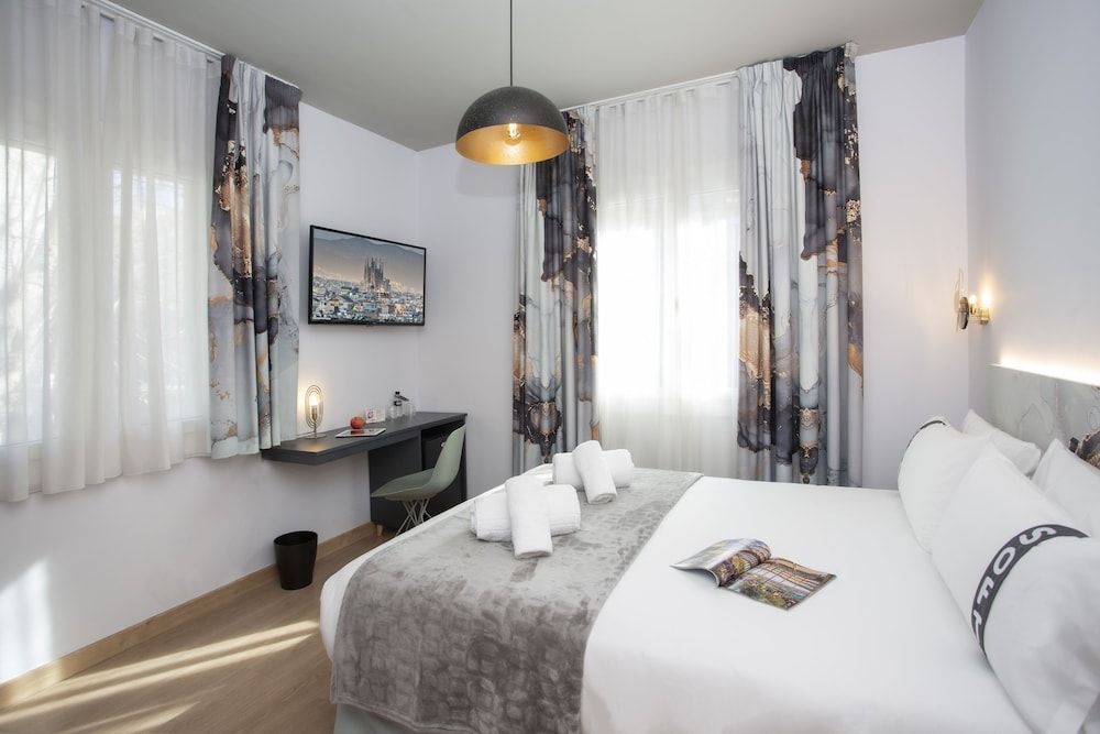 Casual Colours Barcelona Hotel Double Room, 1 Queen Bed 5