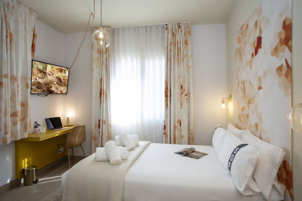 Casual Colours Barcelona Hotel Double Room, 1 Queen Bed 6