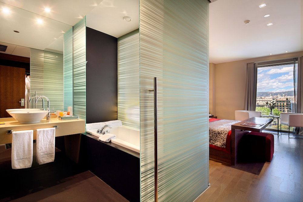 undefined Olivia Plaza Hotel 8