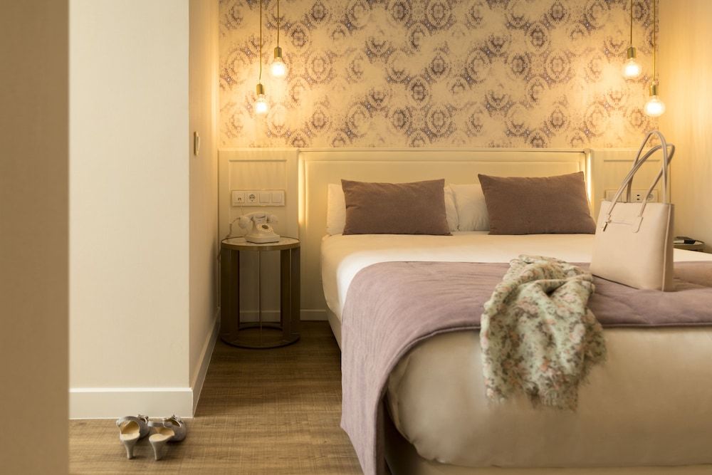 Icon BCN Standard Double Room 5