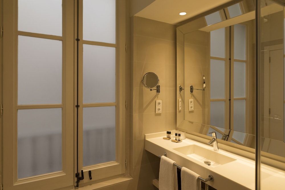 Icon BCN Standard Double Room 6