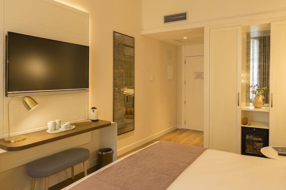 Icon BCN Standard Double Room 10
