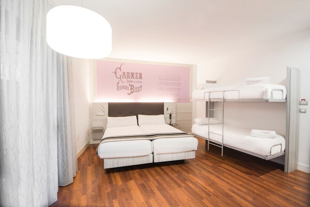 Petit Palace Boquería Garden Quadruple Room 2