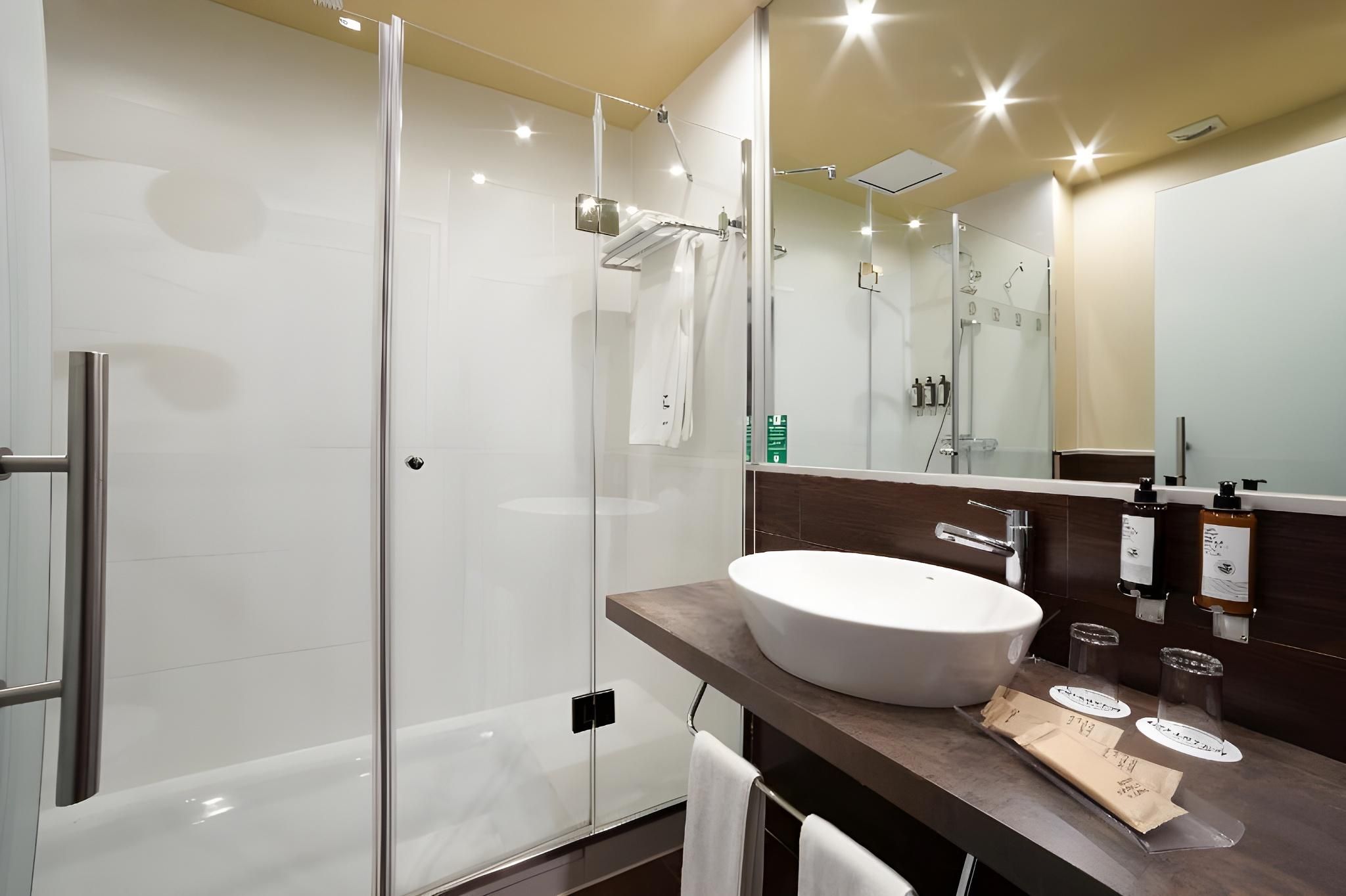 Petit Palace Boquería Garden Quadruple Room 8