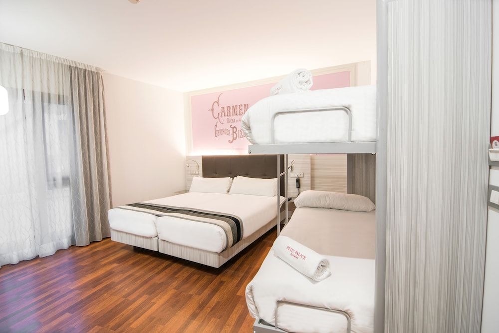 Petit Palace Boquería Garden Quadruple Room 3