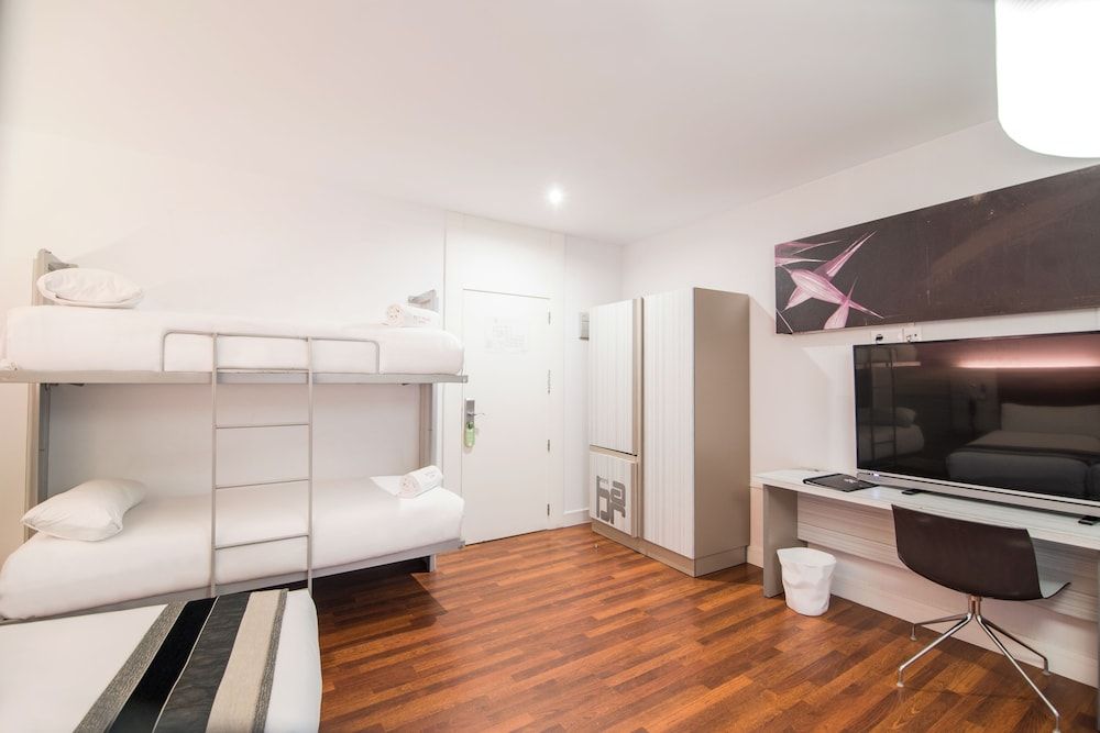 Petit Palace Boquería Garden Quadruple Room