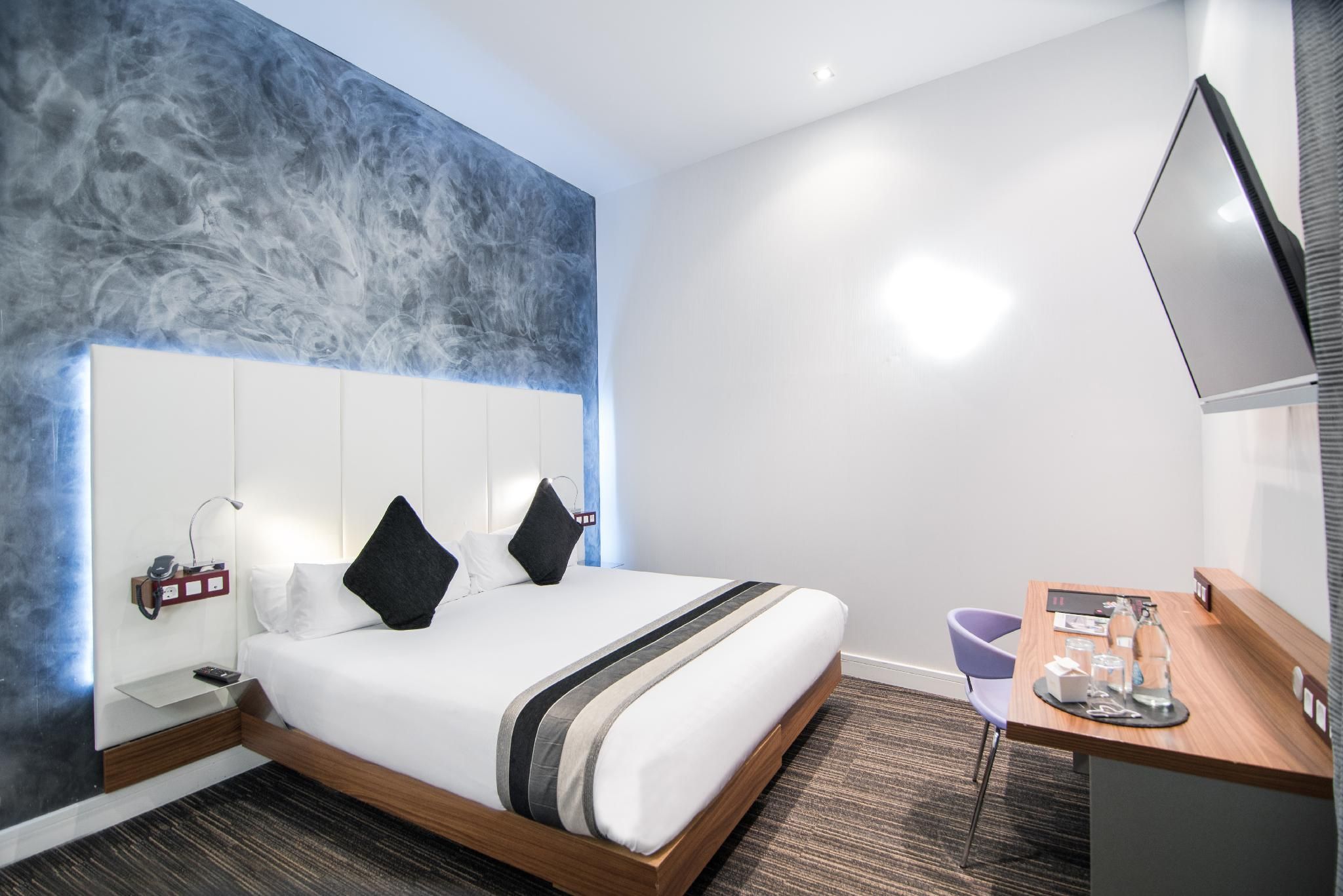 Petit Palace Boquería Garden Quadruple Room 5